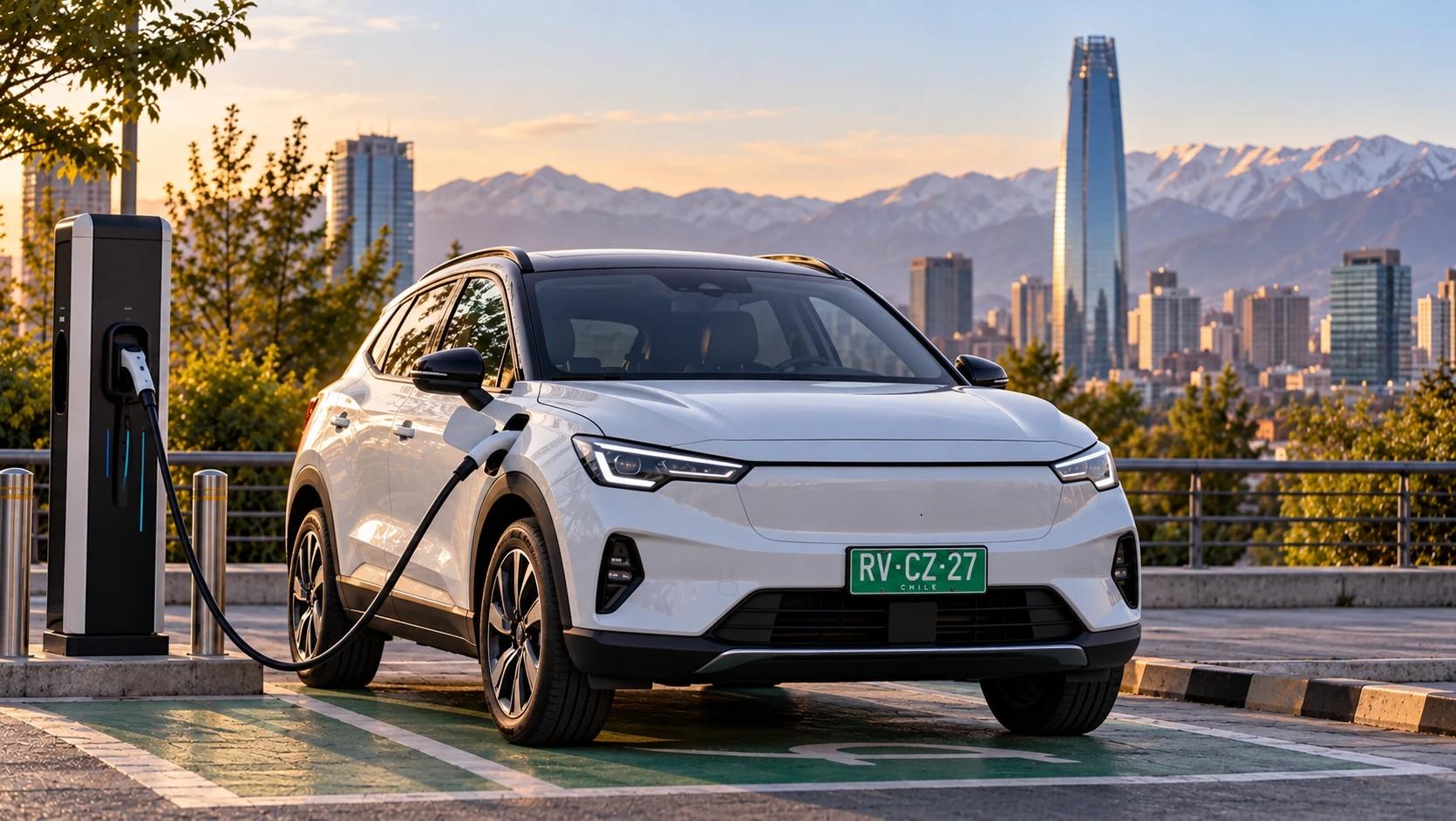 SUV eléctrico blanco con patente de fondo verde conectado a un cargador en un mirador de Santiago, con la Costanera Center y la cordillera nevada al fondo